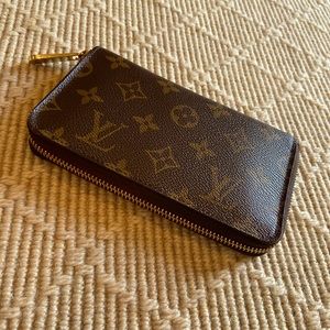 Louis Vuitton zippy monogram wallet